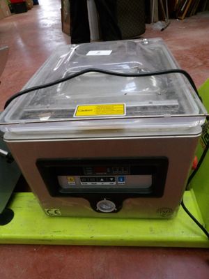 une machine posée sur une table