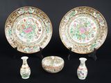 deux assiettes et un vase sont posés les uns à côté des autres
