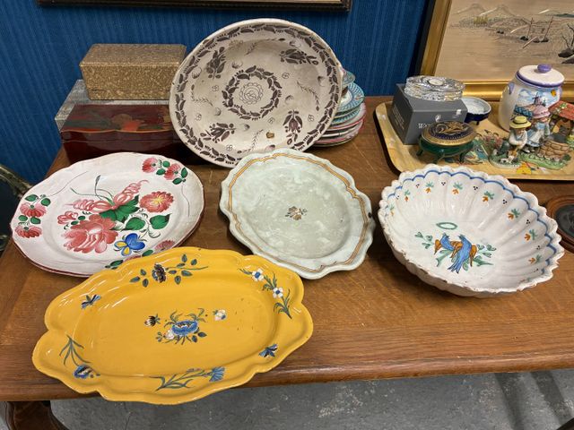 Lot de deux plats ronds, deux plats ovales et un plat creux en fa...