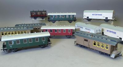 Plusieurs petits trains sont alignés les uns à côté des autres sur une table