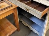 plusieurs meubles sont empilés dans une pièce
