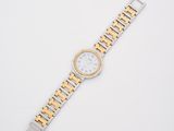 une image d'une montre sur une surface blanche avec un fond blanc