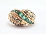 une image d'un gros plan d'une bague en or avec une pierre verte