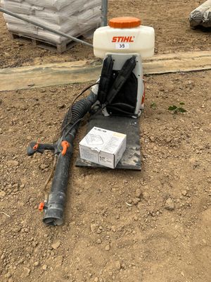 une machine posée à même le sol, dans la terre