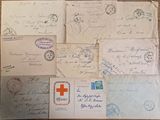 de nombreux types de lettres et d'enveloppes sur la table