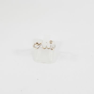 gros plan d'une paire de boucles d'oreilles sur une surface blanche