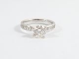 bague de fiançailles en or blanc ornée d'un diamant rond de taille brillant
