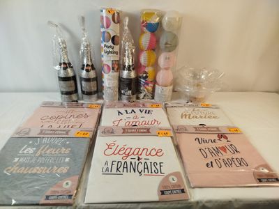 un grand nombre d'objets posés sur une table