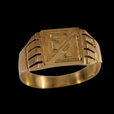 une image représentant une bague en or sur laquelle figure un chiffre romain