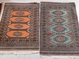 deux tapis posés sur une table, avec un chat assis dessus