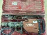 une boîte à outils rouge contenant un marteau et d'autres outils