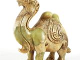 une figurine représentant un chameau sur fond blanc