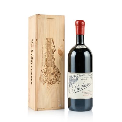 une bouteille de vin rouge à côté d'une caisse en bois
