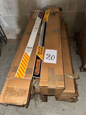 une pile de cartons et une paire de ciseaux par terre