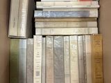 beaucoup de livres dans une boîte avec une règle