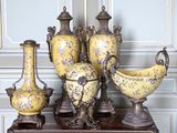 quatre vases posés sur une table en bois