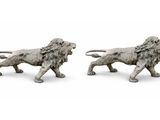 deux statues de lions sur fond blanc, avec un fond blanc