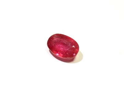 une pierre rouge rubis sur un fond blanc
