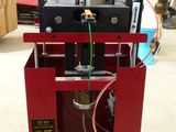 une machine posée sur le sol d'une pièce