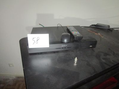 une télécommande posée sur une table noire