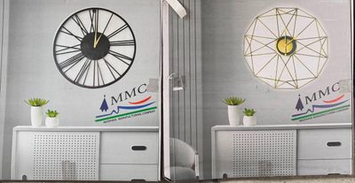deux photos d'une pièce avec une horloge accrochée au mur