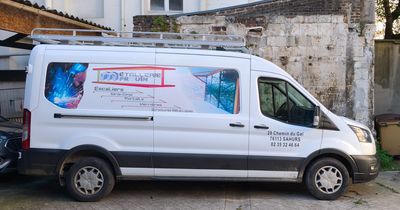une camionnette garée devant un bâtiment
