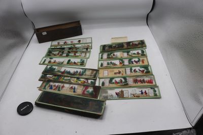 une boîte contenant de nombreuses cartes posée sur la table