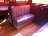une cabine violette avec une table et deux chaises