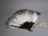 une plume blanche et noire surmontée d'un anneau