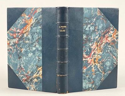 un livre bleu avec une couverture marbrée