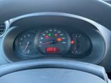 un gros plan sur le tableau de bord d'une voiture avec un compteur de vitesse