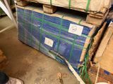 une pile de cartons et de palettes posée par terre