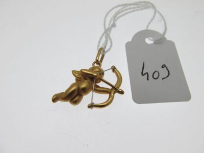 un pendentif en or orné d'un arc et d'une flèche
