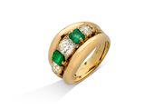 une bague en émeraude et diamant, par van cleef