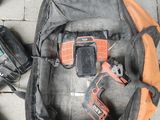 un sac contenant des outils posé par terre à côté de lui