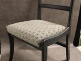 une chaise qui se trouve devant un miroir
