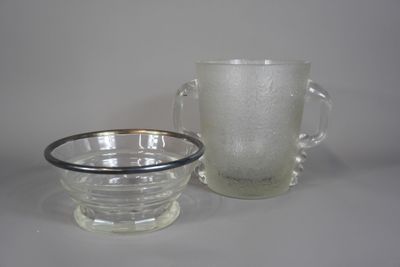 un verre et un bol en verre posés sur une table