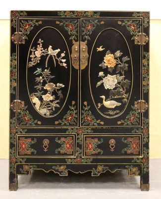 une image représentant un meuble noir orné de fleurs et d'oiseaux peints