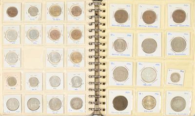 un livre dans lequel se trouve un tas de pièces de monnaie