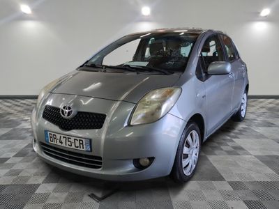 une photo d'une toyota yaris argentée garée dans un garage