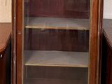 une vitrine en verre comportant deux étagères de chaque côté