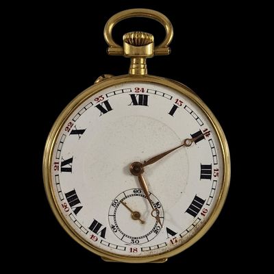 une montre de poche en or avec des chiffres romains sur le cadran