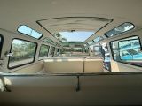 une vue de l'intérieur d'un bus, prise depuis l'intérieur