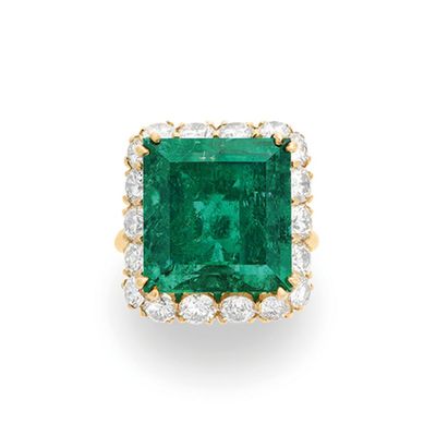 une bague en émeraude et diamant