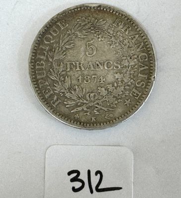 une pièce d'argent portant l'inscription « France »
