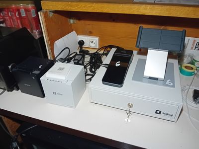 Plusieurs appareils électroniques sont posés sur un bureau blanc.