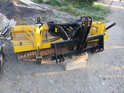 une voiture jaune garée sur le bord de la route