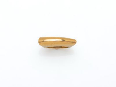 gros plan d'une bague en or sur une surface blanche