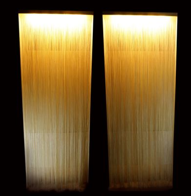deux grandes lampes qui s'illuminent dans l'obscurité
