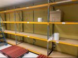 les nombreuses étagères du magasin sur lesquelles sont posées des boîtes